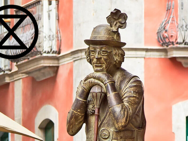 Estatua de don Enrique, fundador de la FuFa.