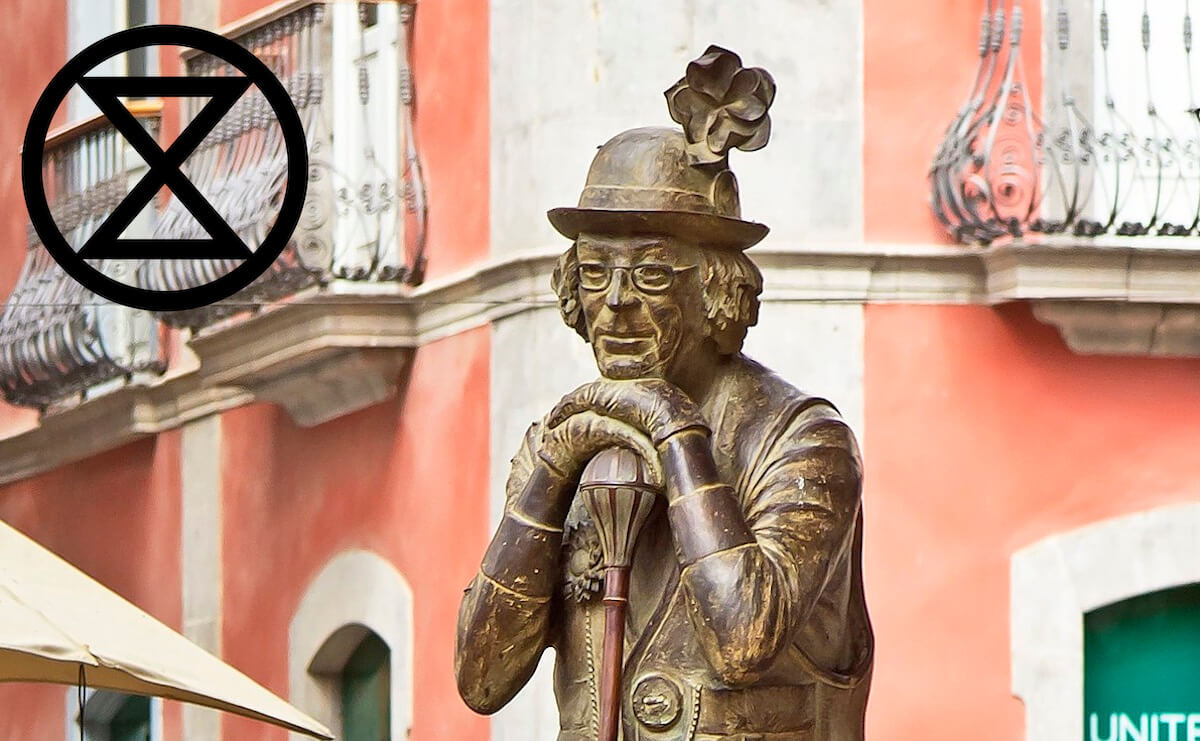 Estatua de don Enrique, fundador de la FuFa.